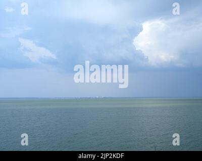 Sheerness, Kent, Großbritannien. 15. August 2022. UK Wetter: Ein Sturm wolkt über Sheerness, Kent. Kredit: James Bell/Alamy Live Nachrichten Stockfoto