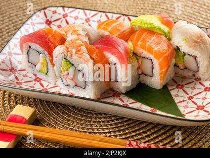 Sushi, Rollen von innen nach außen, Uramaki, Regenbogenrolle, sushi, Uramakis Stockfoto