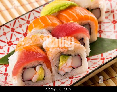 Sushi, Rollen von innen nach außen, Uramaki, Regenbogenrolle, sushi, Uramakis Stockfoto