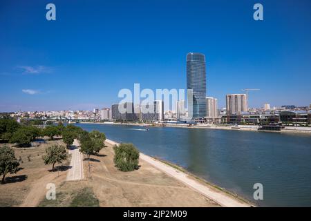 Skyscaper Belgrade Tower in Belgrader Watefront, modernes Wohngebiet am Ufer des Flusses Sava, Stadtzentrum von der Gazela-Brücke Stockfoto