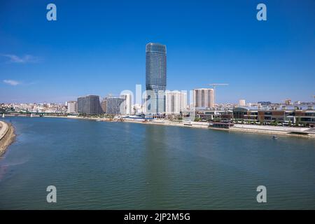 Skyscaper Belgrade Tower in Belgrader Watefront, modernes Wohngebiet am Ufer des Flusses Sava, Stadtzentrum von der Gazela-Brücke Stockfoto