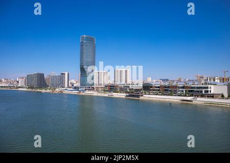 Skyscaper Belgrade Tower in Belgrader Watefront, modernes Wohngebiet am Ufer des Flusses Sava, Stadtzentrum von der Gazela-Brücke Stockfoto