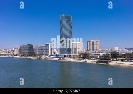 Skyscaper Belgrade Tower in Belgrader Watefront, modernes Wohngebiet am Ufer des Flusses Sava, Stadtzentrum von der Gazela-Brücke Stockfoto