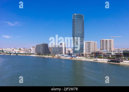 Skyscaper Belgrade Tower in Belgrader Watefront, modernes Wohngebiet am Ufer des Flusses Sava, Stadtzentrum von der Gazela-Brücke Stockfoto