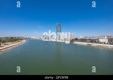 Skyscaper Belgrade Tower in Belgrader Watefront, modernes Wohngebiet am Ufer des Flusses Sava, Stadtzentrum von der Gazela-Brücke Stockfoto