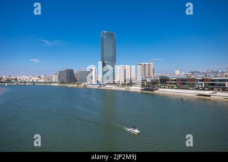 Skyscaper Belgrade Tower in Belgrader Watefront, modernes Wohngebiet am Ufer des Flusses Sava, Stadtzentrum von der Gazela-Brücke Stockfoto