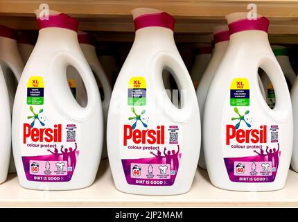 Die Farbe von persil schützt Flüssigwaschmittel auf einem Supermarktregal. Stockfoto