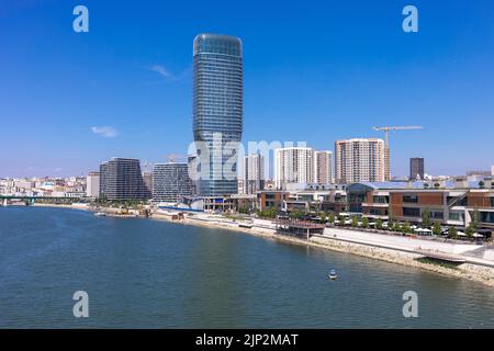 Skyscaper Belgrade Tower in Belgrader Watefront, modernes Wohngebiet am Ufer des Flusses Sava, Stadtzentrum von der Gazela-Brücke Stockfoto