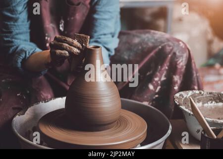 Zugeschnittenes Bild von unkenntlich weiblicher Keramik Maker Arbeiten mit Töpferrad in Workshop macht eine Zukunft Vase oder Becher, Creative People Handcraft Topf Stockfoto