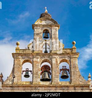 Kirchturm mit Storch und seinem Nest auf der alten Steinarchitektur. Segovia, Spanien. Stockfoto