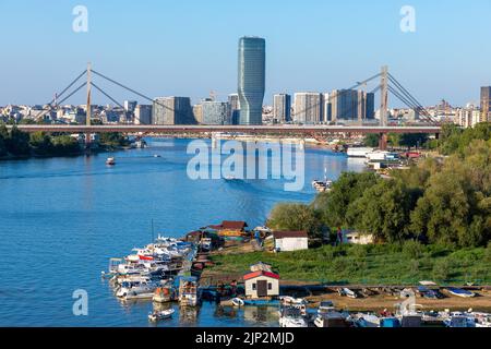 Blick auf das Stadtzentrum von Belgrad von der Ada-Brücke Stock Foto Stockfoto