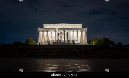 Wunderschöne Frontansicht des Lincoln Memorial bei Nacht, Washington DC, USA Stockfoto