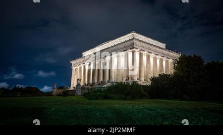 Wunderschöne Winkelaufnahme des Lincoln Memorial bei Nacht, Washington DC, USA Stockfoto