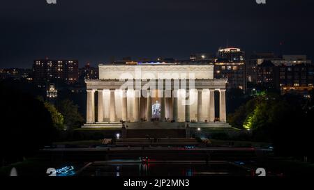 Ein bezaubernder Blick auf das Lincoln Memorial bei Nacht mit langer Linse, Washington DC, USA Stockfoto