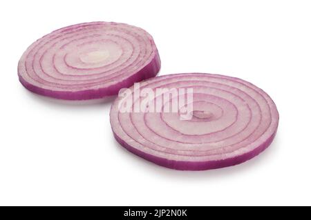 Studioaufnahme von Scheiben mit roten Zwiebeln, die vor weißem Hintergrund geschnitten wurden - John Gollop Stockfoto