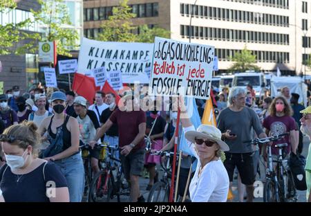 DEUTSCHLAND, Hamburg, climatecamp 2022, Kundgebung für Klimaschutz und Klimagerechtigkeit und gegen fossile Brennstoffe wie LNG Erdgas Kohle Öl Kernkraft Stockfoto