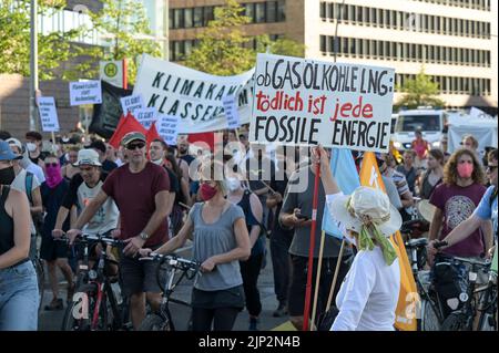 DEUTSCHLAND, Hamburg, climatecamp 2022, Kundgebung für Klimaschutz und Klimagerechtigkeit und gegen fossile Brennstoffe wie LNG Erdgas Kohle Öl Kernkraft Stockfoto