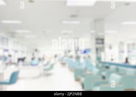 Verwischen Sie den großen Wartebereich im Krankenhaus, in der Hygienehalle weiß, sauberer Sitzbereich für den Hintergrund Stockfoto