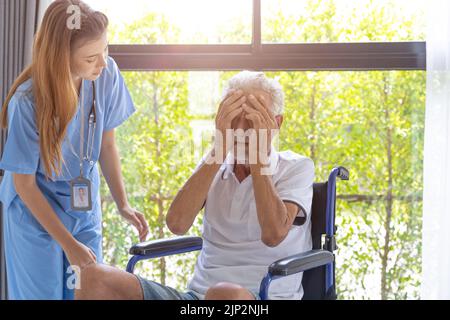 Ältere ältere ältere Mann krank und traurig weinen mit psychischen Problemen Krankenschwester Unterstützung. Psychische Erkrankungen durch gesundheitliche Beschwerden. Stockfoto