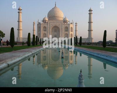 Blick auf das majestätische Taj Mahal, ein elfenbeinfarbenes und weißes Marmor-Mausoleum am rechten Ufer des Yamuna River in der indischen Stadt Agra Stockfoto
