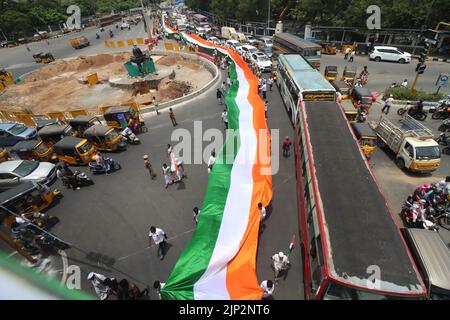 Chennai, Indien. 15. August 2022. Tamilische Nadu Kongressmitarbeiter, die bei einer Kundgebung eine 1000 Meter lange Trikolore tragen, nehmen an einer „Tiranga-Kundgebung“ in Chennai Teil.Quelle: Seshadri SUKUMAR/Alamy Live News Stockfoto