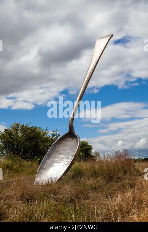 Eat for england (der riesige Löffel) Ein riesiges Besteck, das uns an die Herkunft unserer Speisen erinnert Stockfoto