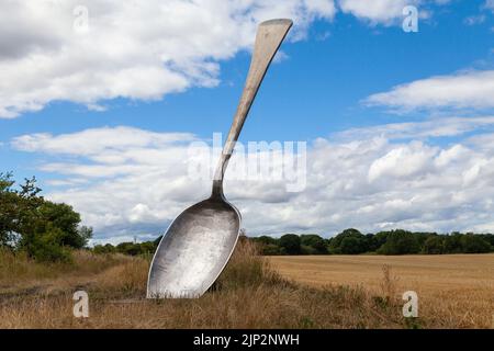 Eat for england (der riesige Löffel) Ein riesiges Besteck, das uns an die Herkunft unserer Speisen erinnert Stockfoto