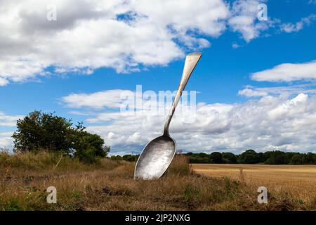 Eat for england (der riesige Löffel) Ein riesiges Besteck, das uns an die Herkunft unserer Speisen erinnert Stockfoto