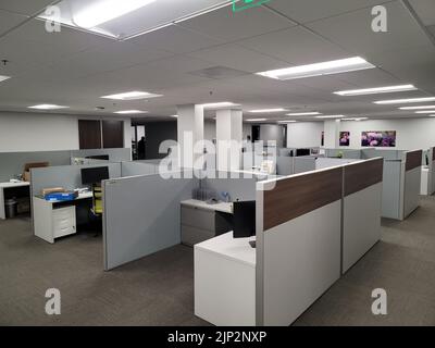Das Innere eines großen, komfortablen, leeren Büros mit weißen Lichtern Stockfoto