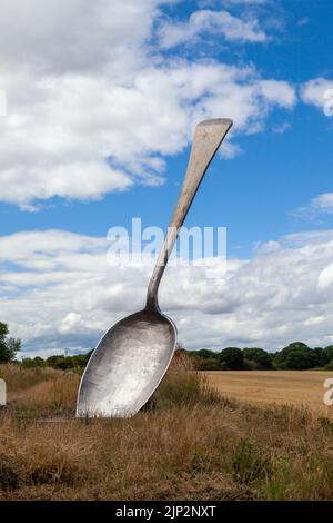 Eat for england (der riesige Löffel) Ein riesiges Besteck, das uns an die Herkunft unserer Speisen erinnert Stockfoto