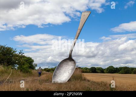 Eat for england (der riesige Löffel) Ein riesiges Besteck, das uns an die Herkunft unserer Speisen erinnert Stockfoto