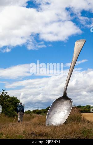 Eat for england (der riesige Löffel) Ein riesiges Besteck, das uns an die Herkunft unserer Speisen erinnert Stockfoto