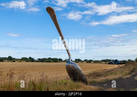 Eat for england (der riesige Löffel) Ein riesiges Besteck, das uns an die Herkunft unserer Speisen erinnert Stockfoto