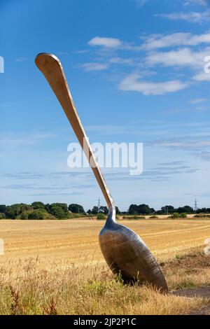 Eat for england (der riesige Löffel) Ein riesiges Besteck, das uns an die Herkunft unserer Speisen erinnert Stockfoto