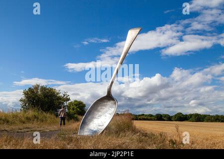 Eat for england (der riesige Löffel) Ein riesiges Besteck, das uns an die Herkunft unserer Speisen erinnert Stockfoto