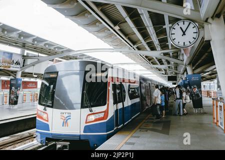 BTS Skytrain-Station in Bangkok U-Bahn-Nahverkehr Schienennetz für Menschen und Touristen. 6. Oktober 2018.Bangkok, THAILAND. Stockfoto