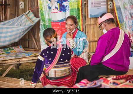 Südostasiatische Hill Tribe Ethnische Einheimische im Norden Thailands entspannen sich im traditionellen Bambus-Holzhäuschen miteinander zu reden.16. Februar 2022.P Stockfoto