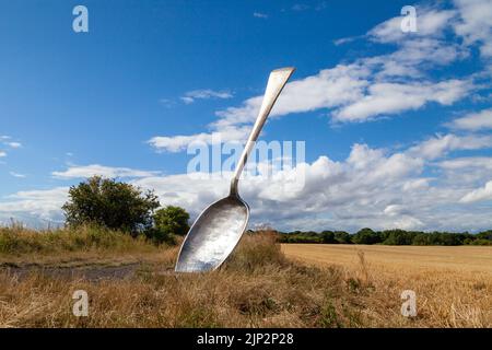 Eat for england (der riesige Löffel) Ein riesiges Besteck, das uns an die Herkunft unserer Speisen erinnert Stockfoto