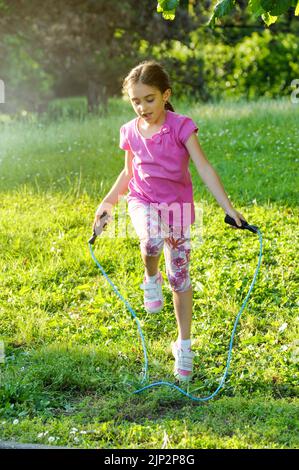 Mädchen, Kindheit, Seilspringen, Mädchen, Kindheiten, Kinder, Kinder, Kinder, Seilspringen, springen Stockfoto