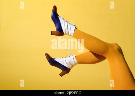 Mode, retro, gelb, strumpfhose, Spitzenschuh, Stiefeletten, weibliches Bein, Mode, altmodisch, Retro-Stil, Gelb, Nylons, Strumpfhosen, Strümpfe, Stockfoto