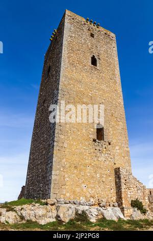 Einsamer Turm mit mittelalterlicher Architektur neben dem Schloss Alarcon in Cuenca, Spanien. La Mancha. Stockfoto