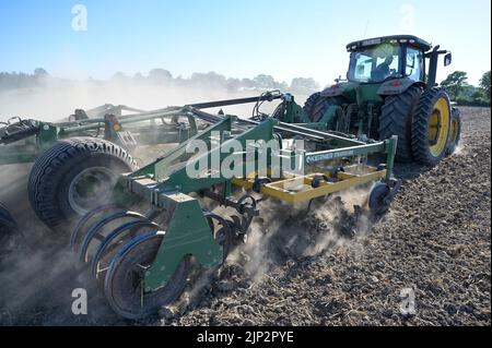 Deutschland, Landwirtschaft, Pflugloser Anbau / DEUTSCHLAND, Schleswig Holstein, Holtsee, Harzhof praktiziert seit 30 Jahren pfluglosen Ackerbau, Flachgrubber Kerner Stratos 500 am John Deere Traktor Stockfoto