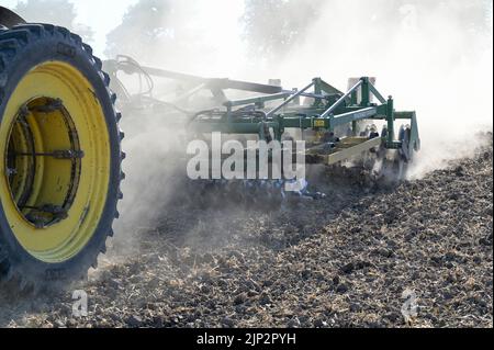 Deutschland, Landwirtschaft, Pflugloser Anbau / DEUTSCHLAND, Schleswig Holstein, Holtsee, Harzhof praktiziert seit 30 Jahren pfluglosen Ackerbau, Flachgrubber Kerner Stratos 500 am John Deere Traktor Stockfoto