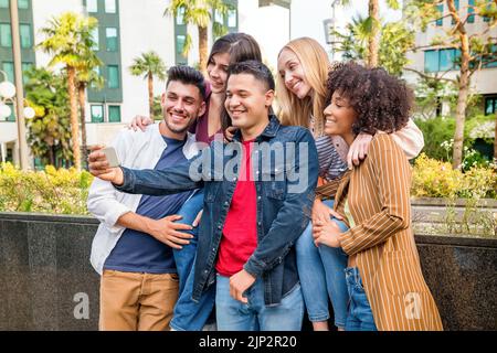 Lächelnd, Freundschaft, Foto, Freunde, multikulturell, Gruppenbild, Selfie, Lächeln, Freundschaften, Fotografien, Freund, Multikulturelle, Gruppe Stockfoto