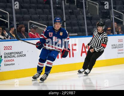 Edmonton, Alberta, Kanada. 14. August 2022. CARTER MAZUR (34) aus den Vereinigten Staaten von Amerika während der Aufwärmphase eines eishockey-Juniorenweltmeisterschaftsspiels 2022 im Rogers Place in Edmonton, Alberta. (Bild: © Matthew Helfrich/ZUMA Press Wire) Stockfoto