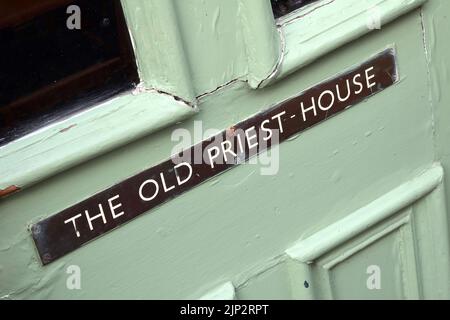 Das alte Priesterhaus, gegenüber der Kirche von Saint James dem Großen, Audlem, Cheshire, England, Großbritannien Stockfoto