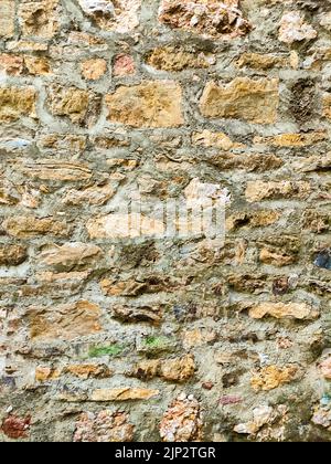 Natursteinmauer in einem Landhaus für Tapete, Hintergrund Stockfoto