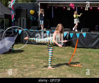 Tänzerin bei Art in the Park, Leamington Spa, Warwickshire, Großbritannien Stockfoto