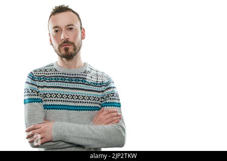 Ein ernsthafter kaukasischer Mann mit gekreuzten Armen vor weißem Hintergrund Stockfoto