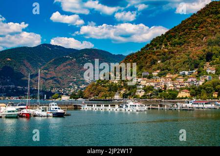 Atemberaubende Landschaft des Comer Sees, von der Stadt Como, an einem schönen Sommertag - Lombardie, Italien Stockfoto